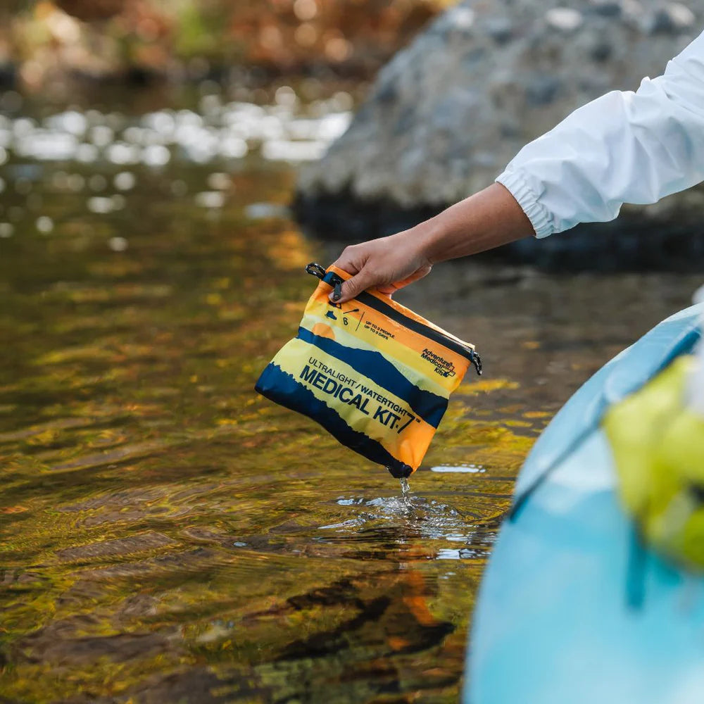 Trousse Ultralight/Watertight .7 de Adventure Medical Kits - Pagaie Québec